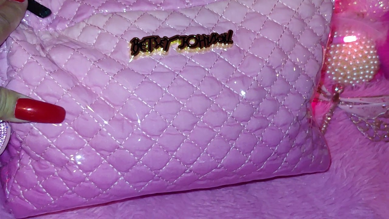 What's in My Cotton Candy Betsey Johnson Travel Bag?(Pink Themed)💕🌺🌸🍭🍭🍭🌟