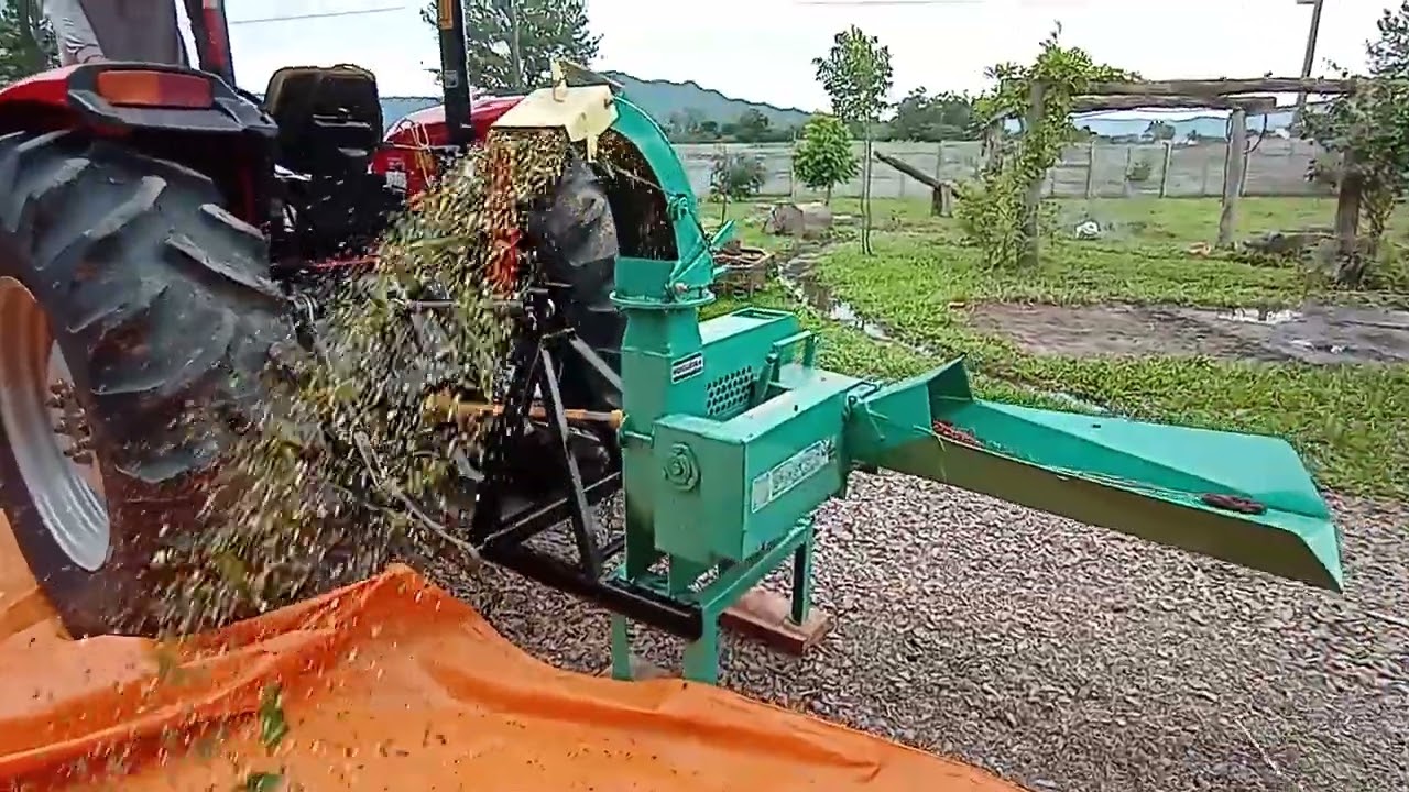 Ensiladeira Nogueira En-12b, nova, com cardã, primeiro teste.