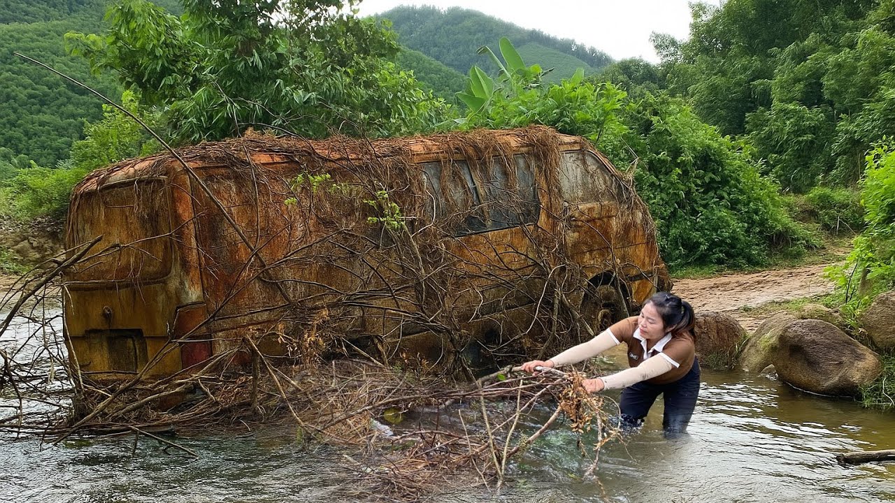 The 25 year old restored Toyota (Hiace) I found under the rubble in the river