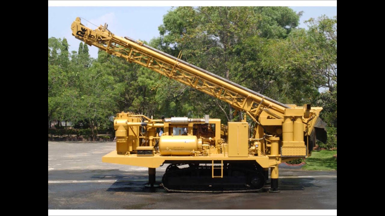 Crawler mounted rotary blast hole drill rig