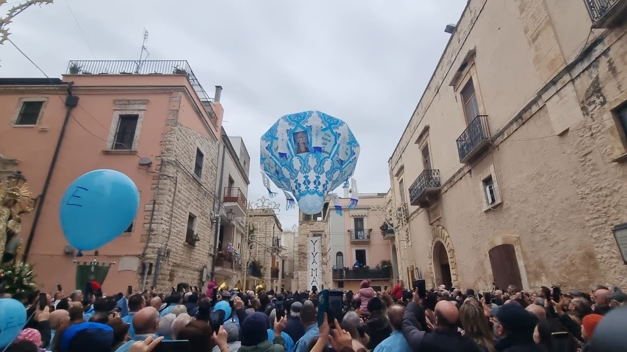 La statua della Madonna esce dalla chiesa. Festa patronale Bitritto 2024