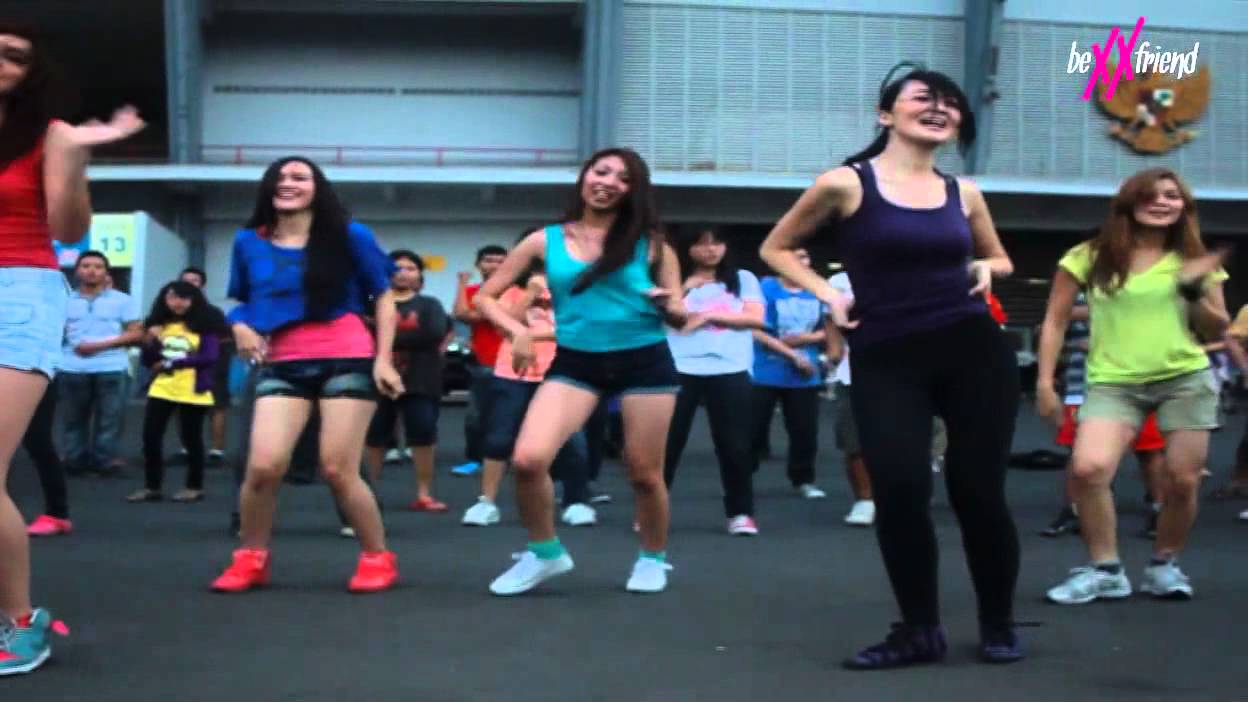 BEXXFRIEND - Flashmob Lihat Aku at GBK