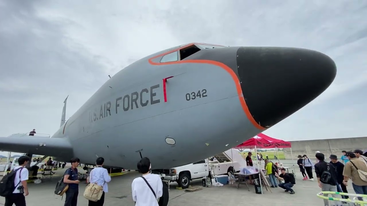 横田基地日米友好祭フレンドシップ･フェスティバル2024航空自衛隊C-2輸送機 米空軍KC-135ストラトタンカー（空中給油･輸送機）地上展示2024年5月19日