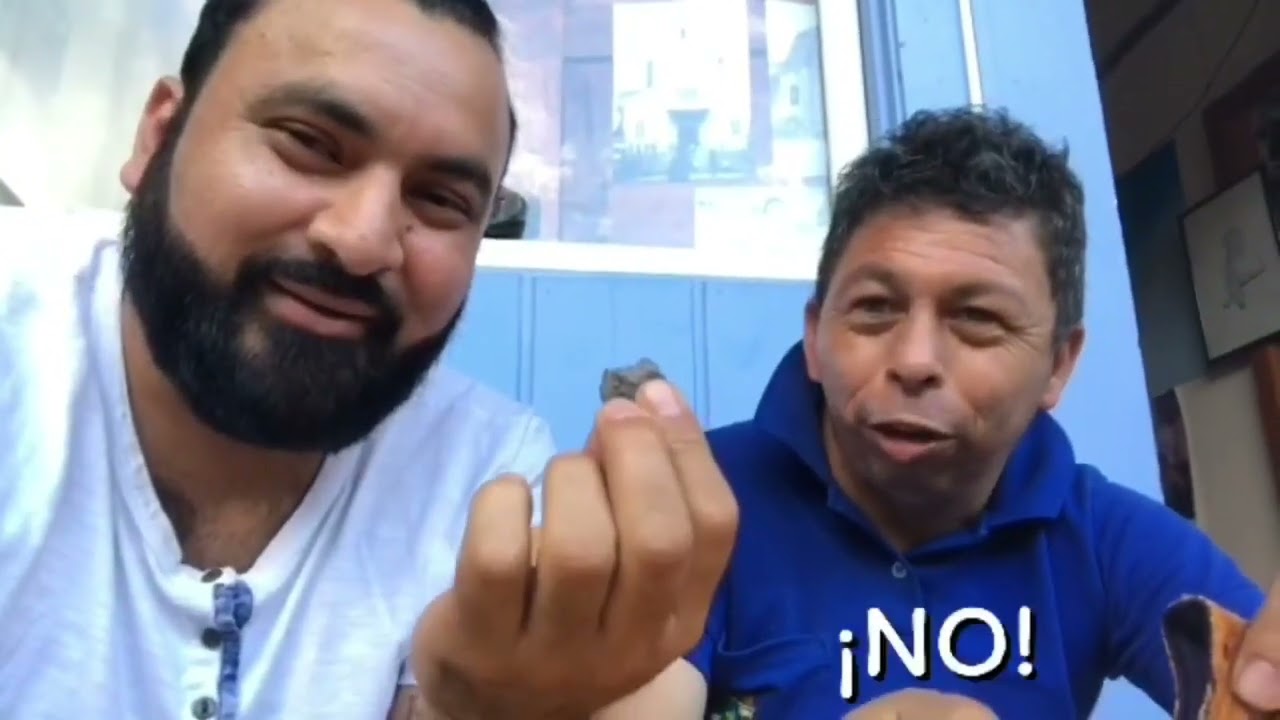 Mi amigo GENARO y YO en un divertido juego al que llamamos “Piedrita” #genaroyyo