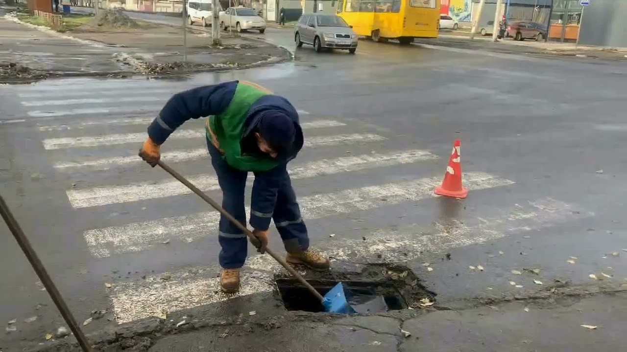Очищення дощоприймачів на вул. Вокзальна і Центральна