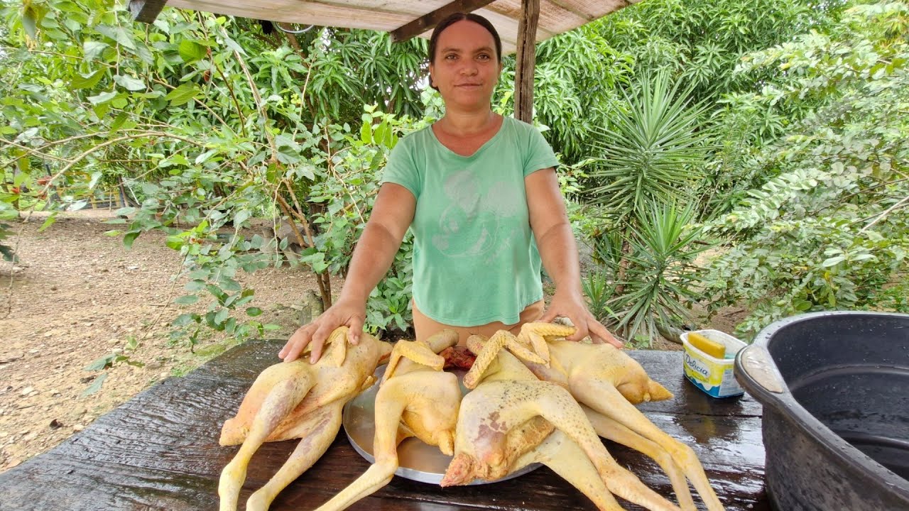 Frangos caipira pro nosso consumo aqui no sítio. 