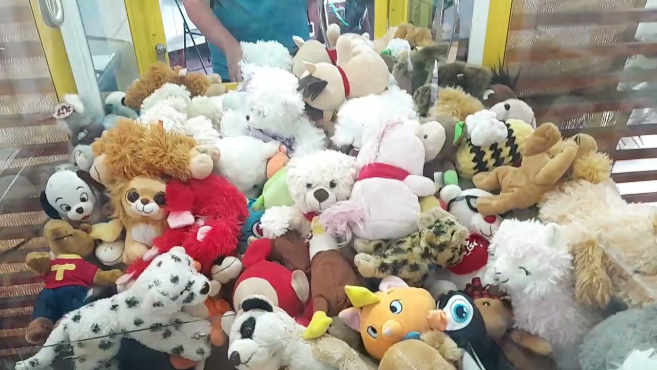 jugando al paokai aic fun box maquina peluchera en el bazar Conchal&iacute;