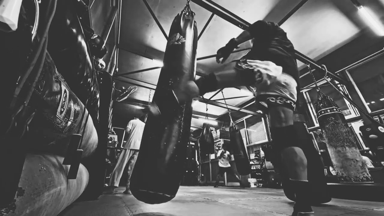 Muay Thai heavy bag work #muaythaiheavybag #muaythaicombo #muaythai #insta360acepro2 