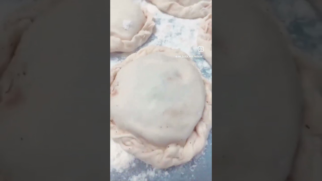 Prepariamo insieme la Farrata, delizioso rustico salato, tipico di Manfredonia