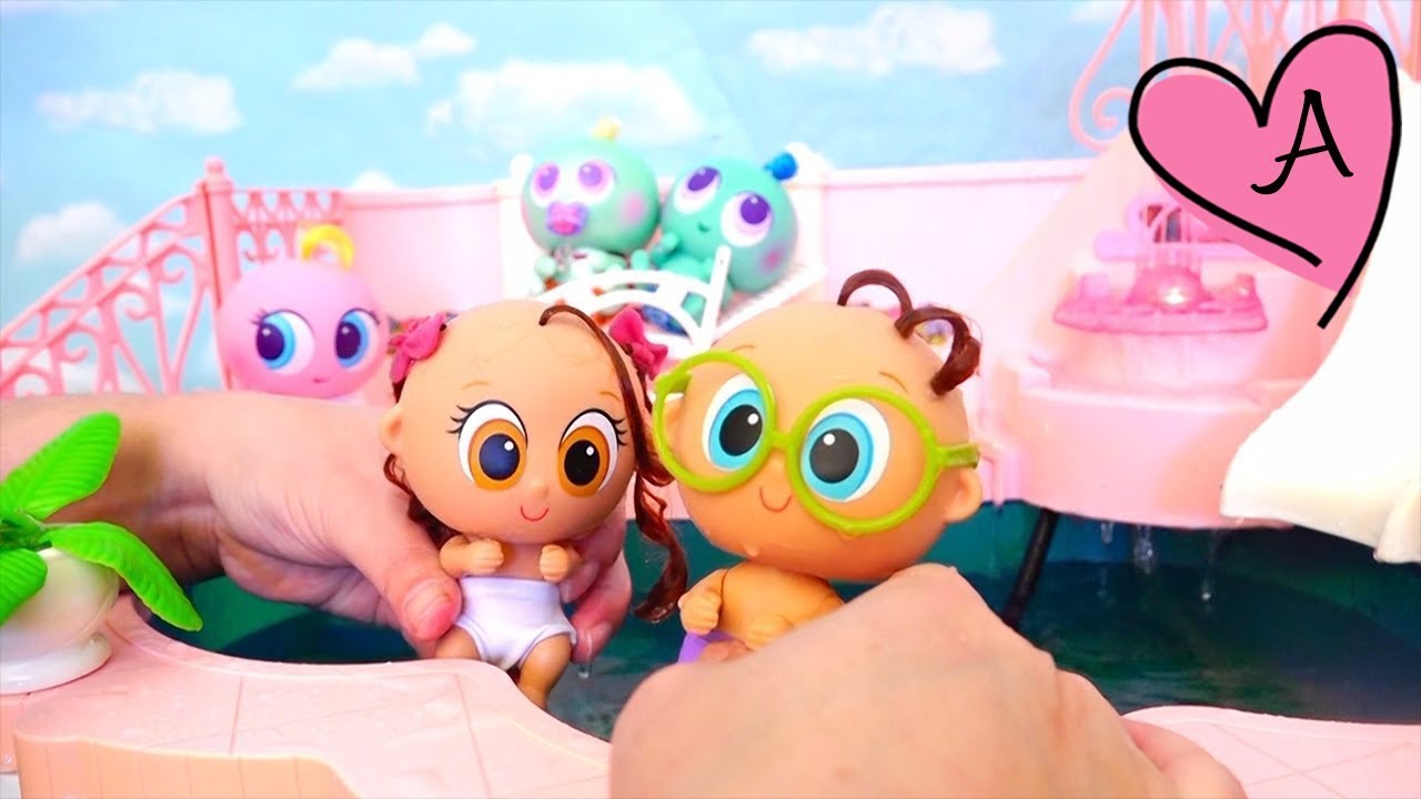 Llevo a los bebés a la piscina y de picnic | Muñecas y juguetes con Andre para niñas y niños