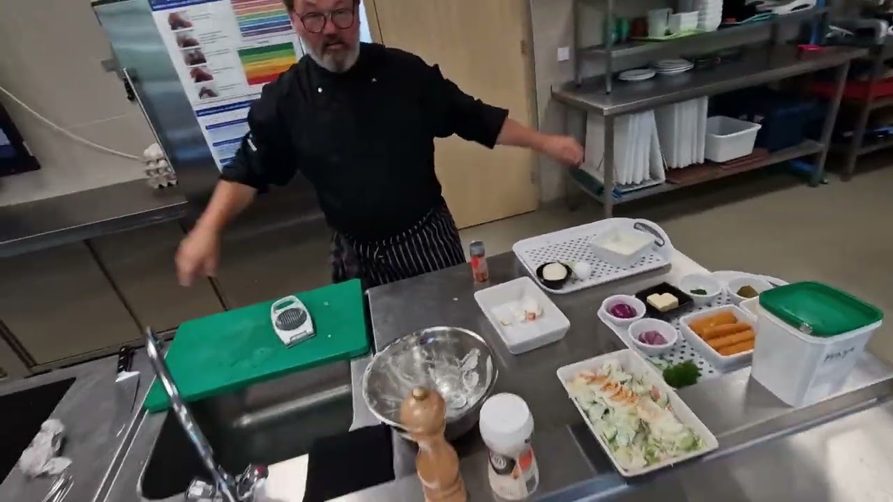 Vissticks, remouladesaus en salade maken met meneer John