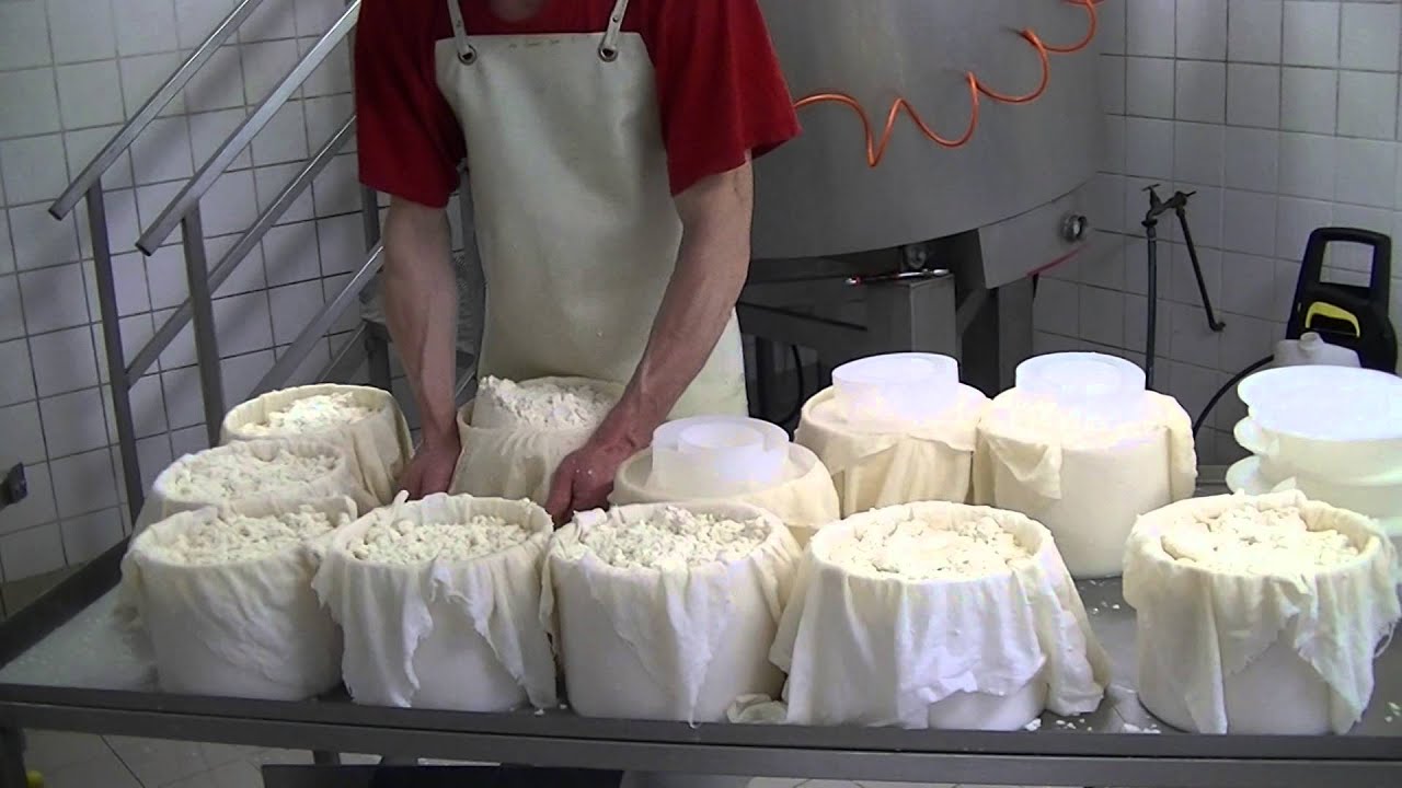 Fabrication de la Tomme de Brebis : épisode 7 - fin du moulage et pose du Foncet