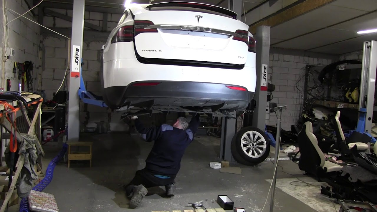 Снимаем батарею с Tesla Model X. Ремонт авто Tesla Model X, разбираем электрокар.