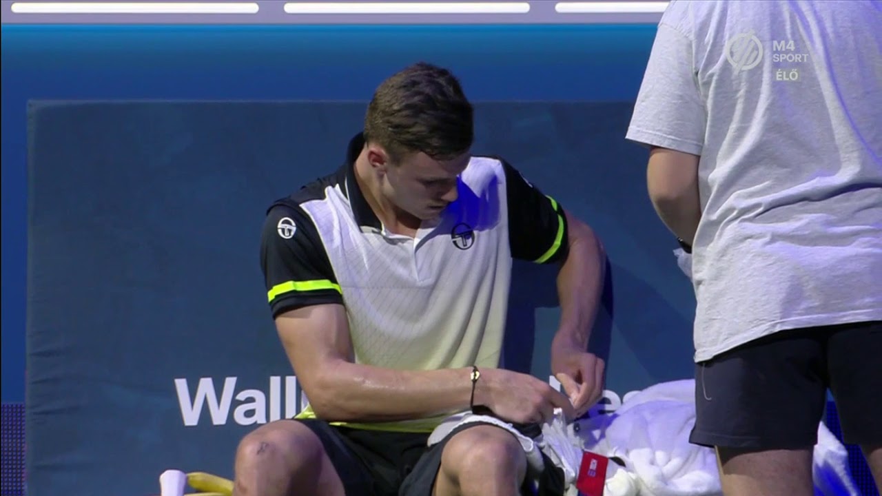 Marton Fucsovics shirtless - shirt change (17)