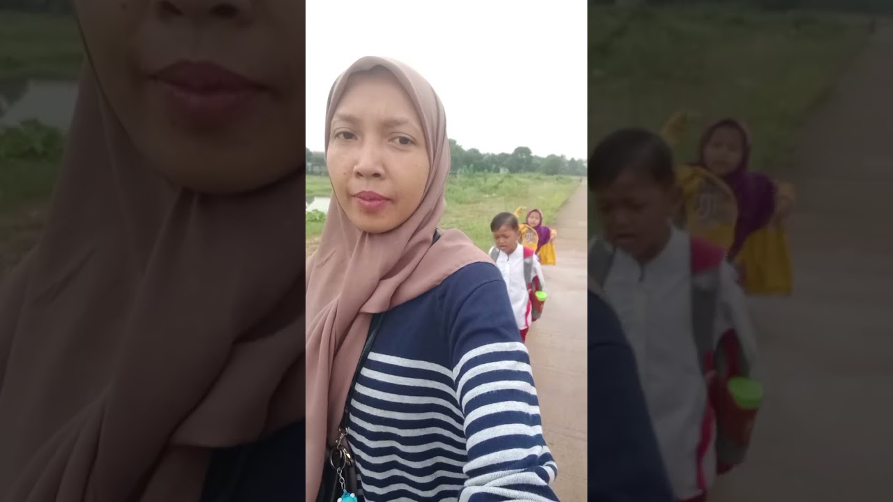 Berangkat Sekolah Sambil Lihat Bebek Di Sawah