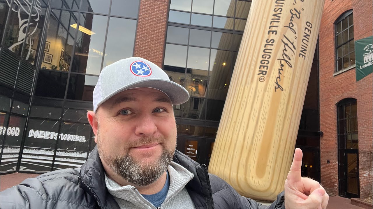 Посетите потрясающий музей и завод Louisville Slugger в Луисвилле, штат Кентукки.