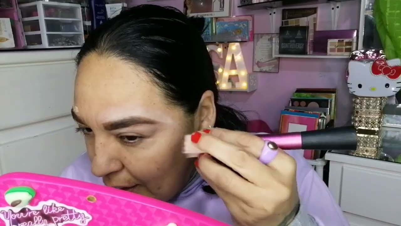Me maquillo mientras pláticamos el por que de mi ausencia