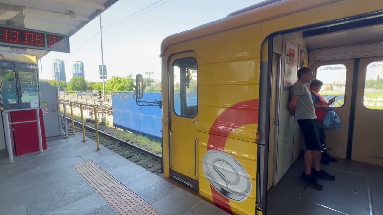 Рекламний потяг Цитрус прибуває на станцію Лівобережна #потяг #київ #метро #лівобережна 