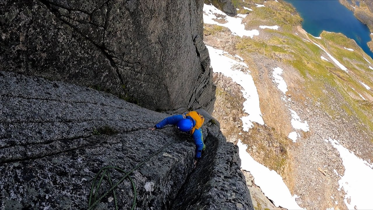 Rain comes in while climbing in Trekkspillveggen - Molladalen Series