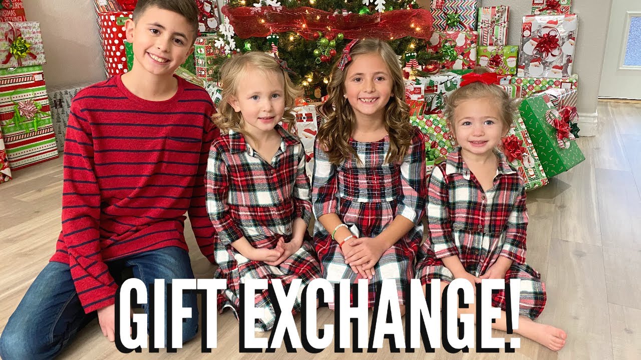 CHRISTMAS EVE SIBLING GIFT EXCHANGE! / TRYING NOT TO GET CAUGHT WHILE DELIVERING CHRISTMAS GIFTS