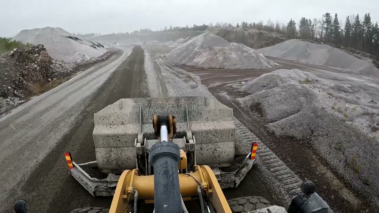 A day at work Caterpillar 972M XE wheel loaders