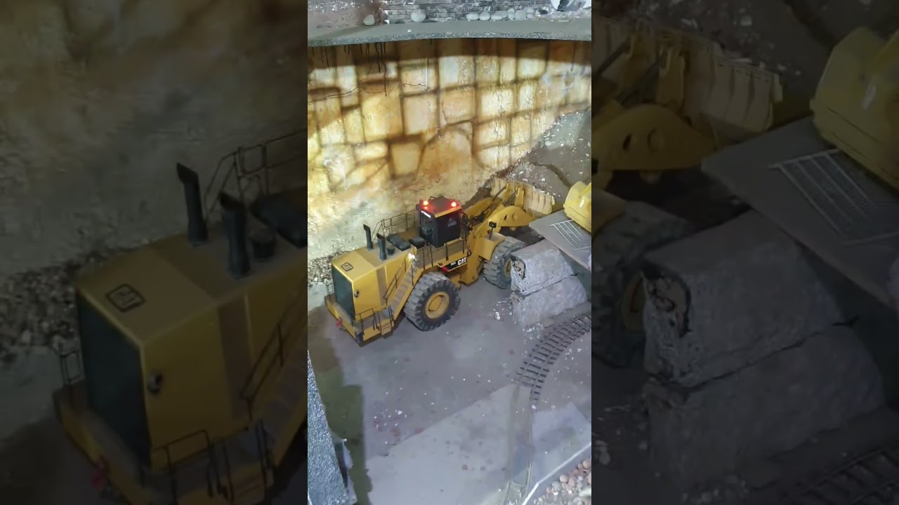 Caterpillar 993K  lädt Komatsu HD 405 4x4! 