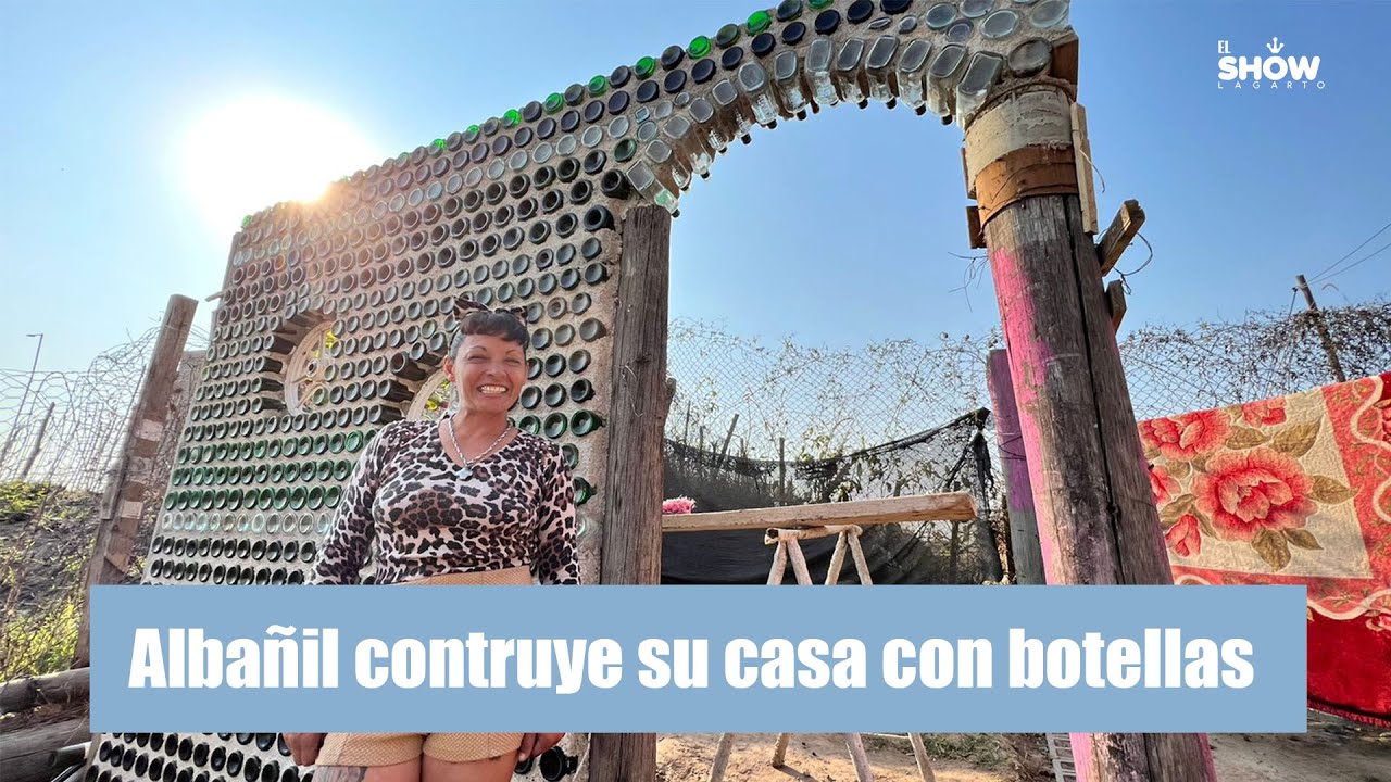 Mujer albañil construye su casa con botellas de vidrio