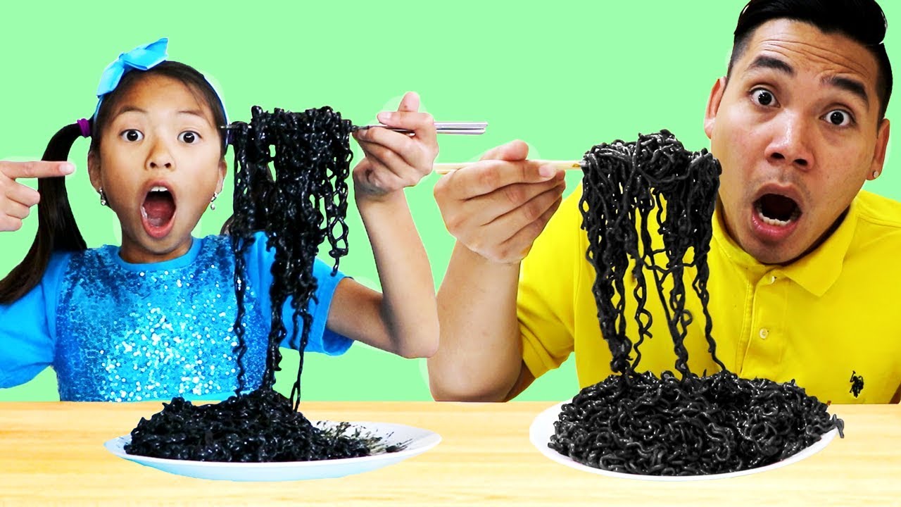 Wendy y Liam Juegan con Cocina de Juguetes | Juegan a Cocinar con Kitchen Toys