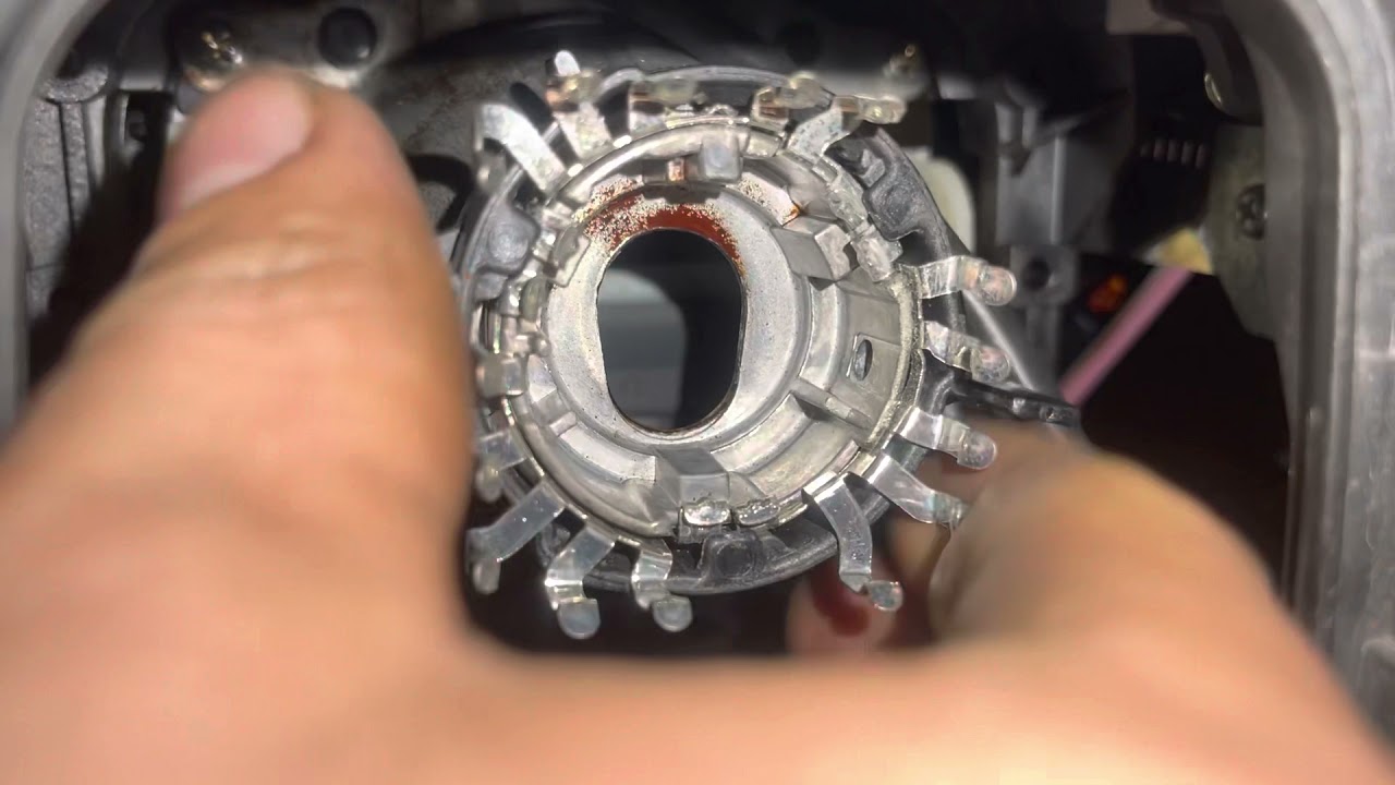 Audi Q5 como cambiar el foco y la balastra. (Headlight and balast)