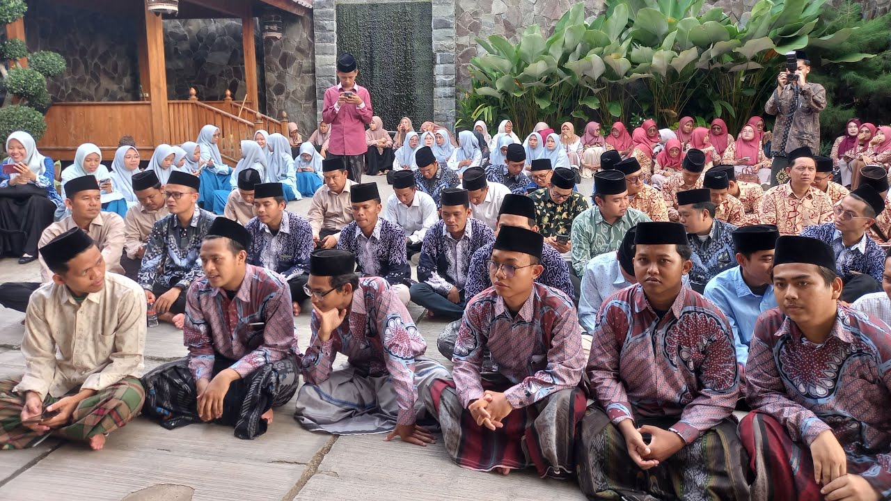 HBH bersama Kang Musthofa Aqiel Siroj - MTs KHAS Kempek sedang live sekarang!