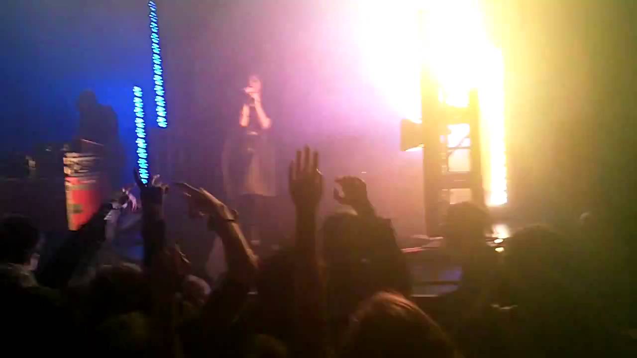 HD - Crystal Castles - Black Panther (Live Paris - La Cigale 30/10/10)