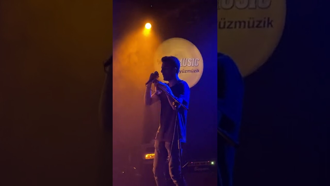 Batuhan Mutlugil & Çetin Dilsiz - Bambaşka (Seyirciyi Sahneye Çağırıyor Birlikte Söylüyorlar)