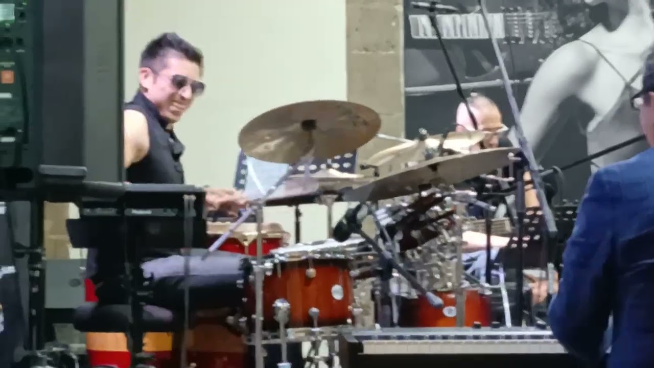 Hector Infanz&oacute;n en vivo. En la tienda Hermes Music Bol&iacute;var col. Centro.