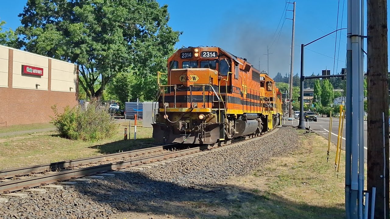 PNWR 2314 going southbound through Tualatin, Oregon