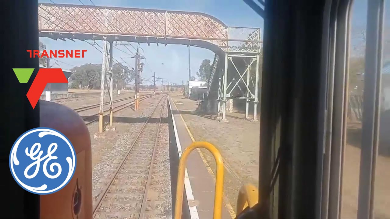 Баси на поезде 4213 Куинстаун/Ист-Лондон, локомотивы GE компании Transnet.
