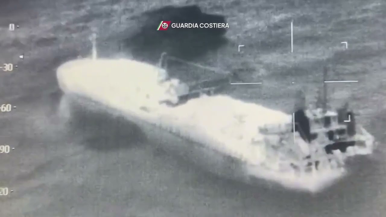 Nave cargo arenata a Marina di Massa: operazioni di soccorso in corso