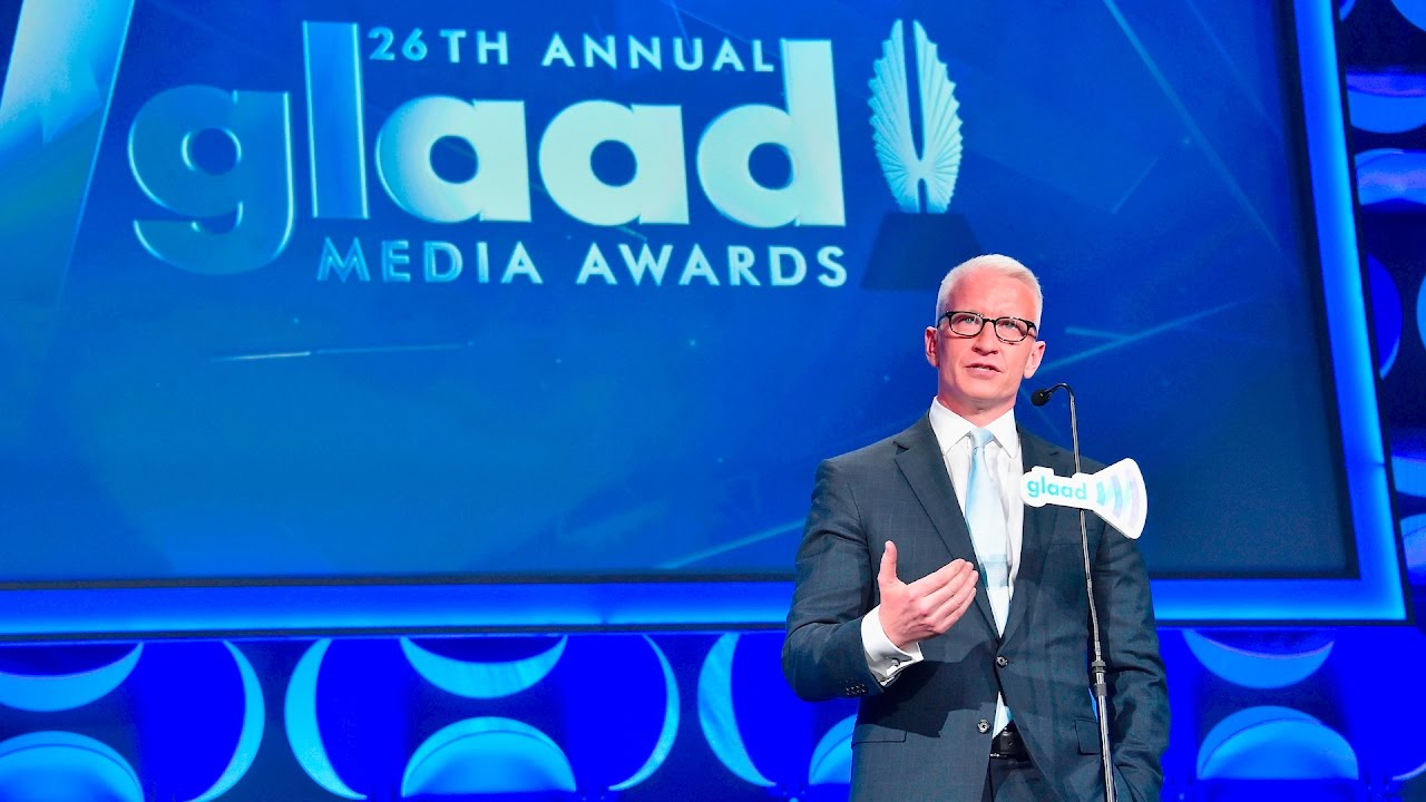 Anderson Cooper Presents to Kelly Ripa at the #GLAADAWARDS