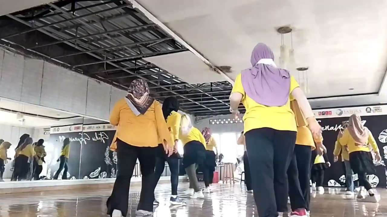 Langit masih biru line dance@choreo by caecilia Maria f@demo by sanggar 99