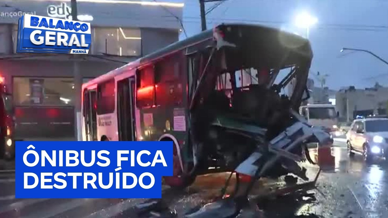 Caminhão fura sinal vermelho e destrói frente de ônibus na zona leste de São Paulo