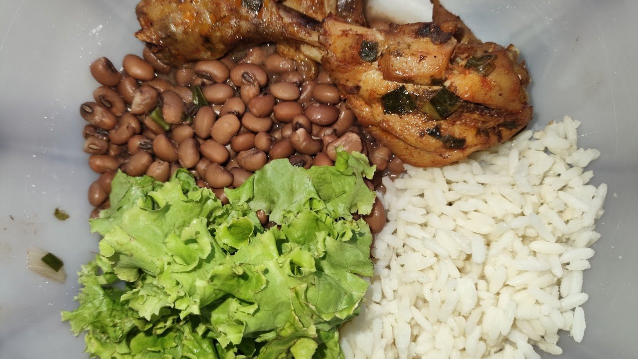 ASMR ALMOÇANDO ARROZ FEIJÃO ALFACE E COXA DE FRANGO AO MOLHO 