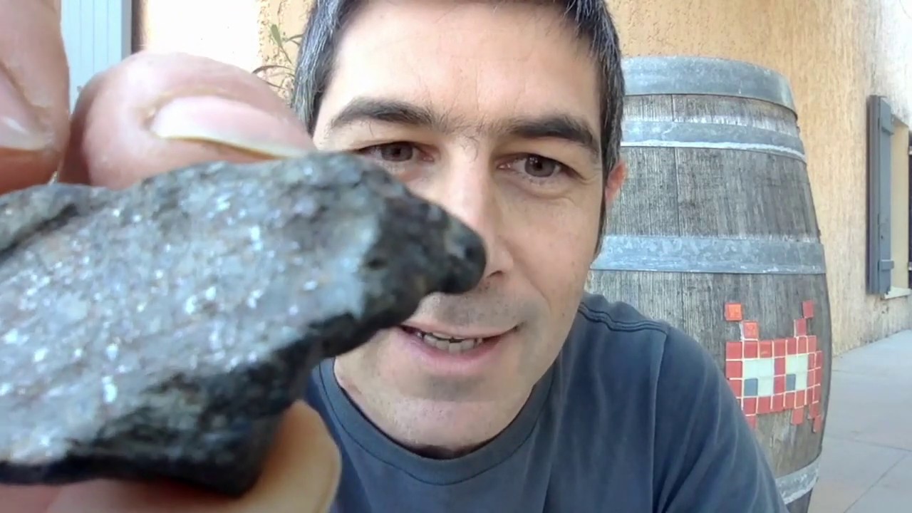 Caillou confiné (21) : une chondrite ordinaire (une météorite), par Clément Ganino.