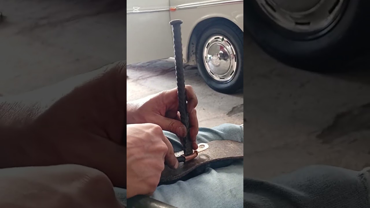 Cómo crimpar un terminal de ojo en un cable calibre 4
