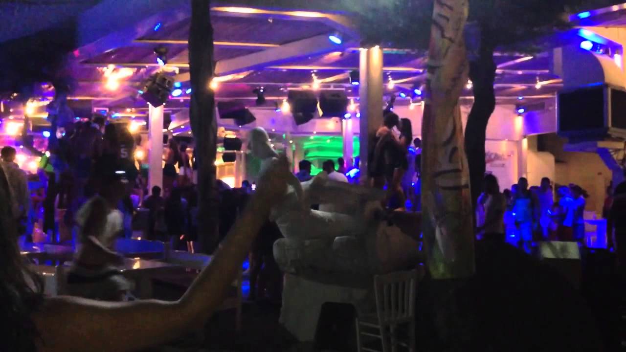 Mykonos: Club Tropicana on Paradise Beach