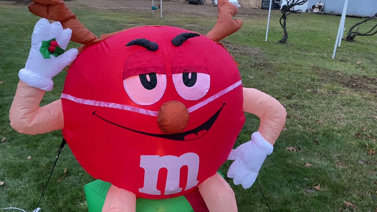 [REVIEW] Gemmy 2012 Classic M&M sitting on Present Inflatable