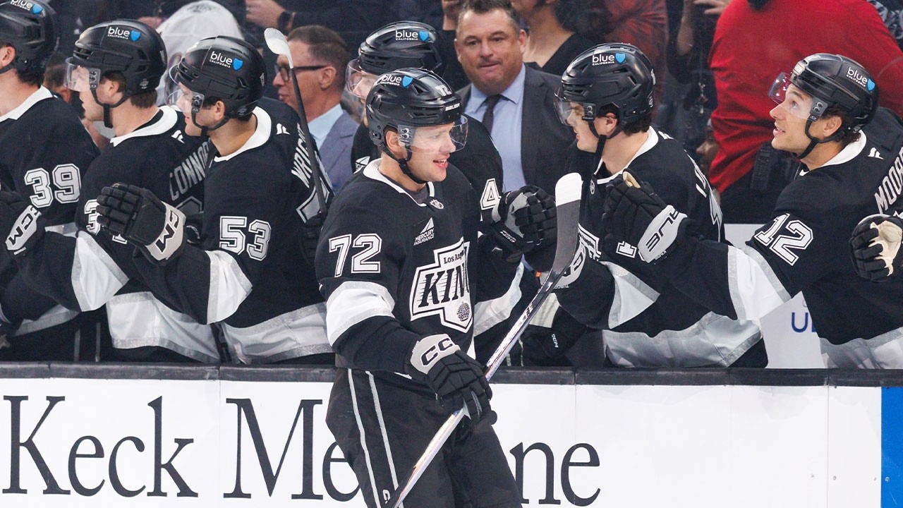 PANARIN scores 1st with Kings!