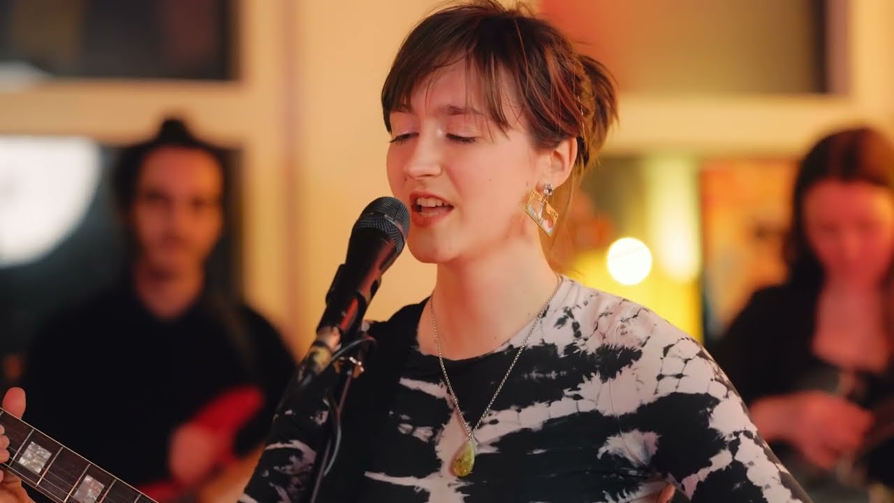 Lotte Sarembe - 'Which One' (Live from the Birdhouse)