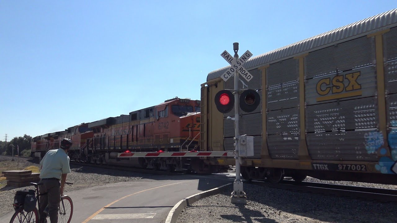 BNSF 6260 Manifest South, Sacramento Northern Bike Trail Ped. Railroad Crossing, Sacramento CA