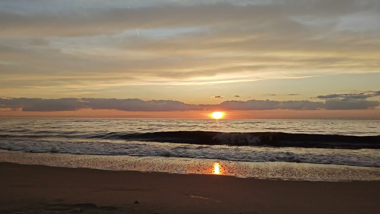 Sunset by the Sea in The Hague. No walking, no talking. 4K 60 fps