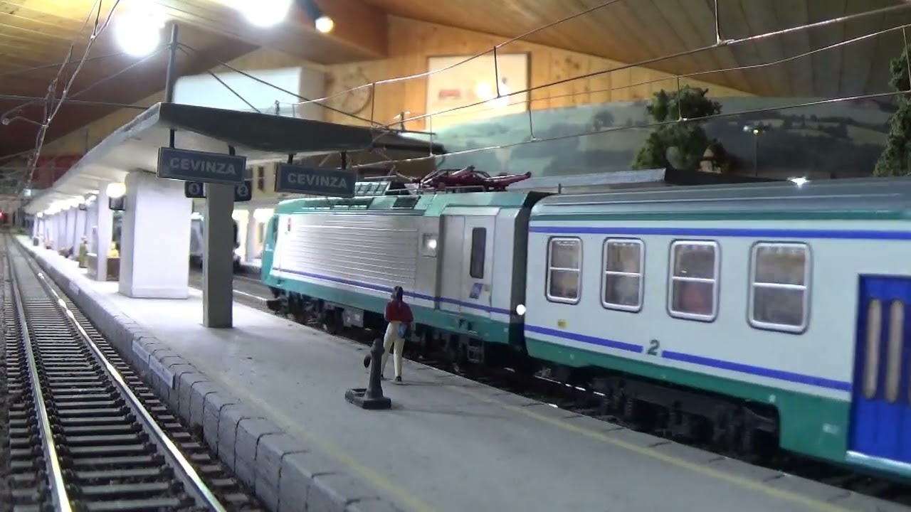 Un regionale composto da carrozze a piano ribassato