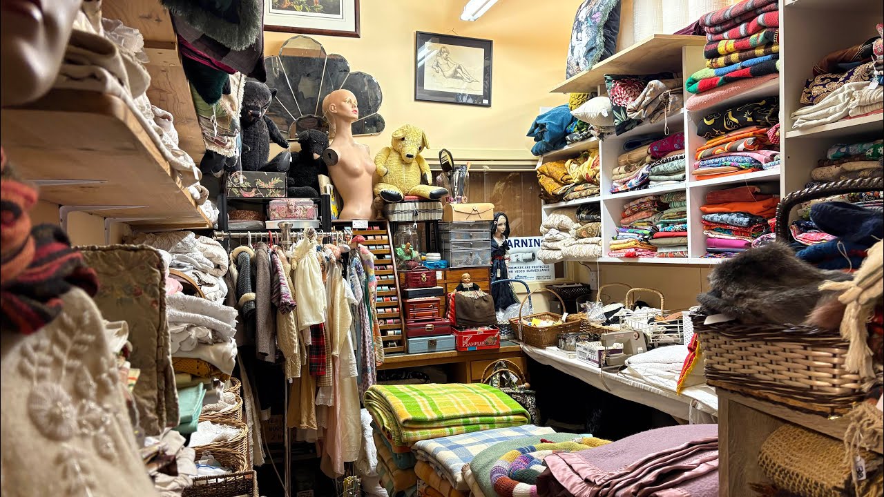 Утреннее посещение отдела постельного белья и швейных принадлежностей в магазине Eclectic Antique...